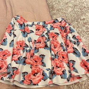 Adorable A line floral skirt.